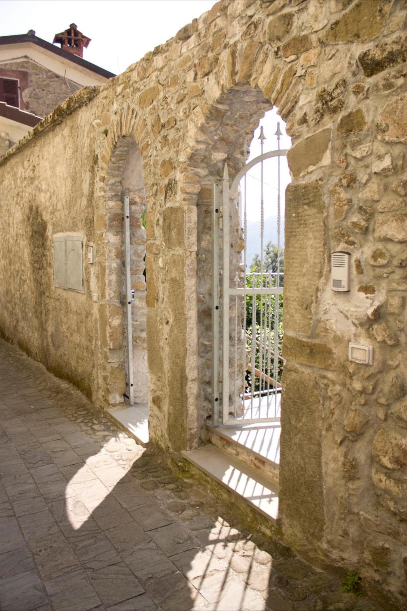 Al Castello Da Annamaria Guest House Беверино Екстериор снимка
